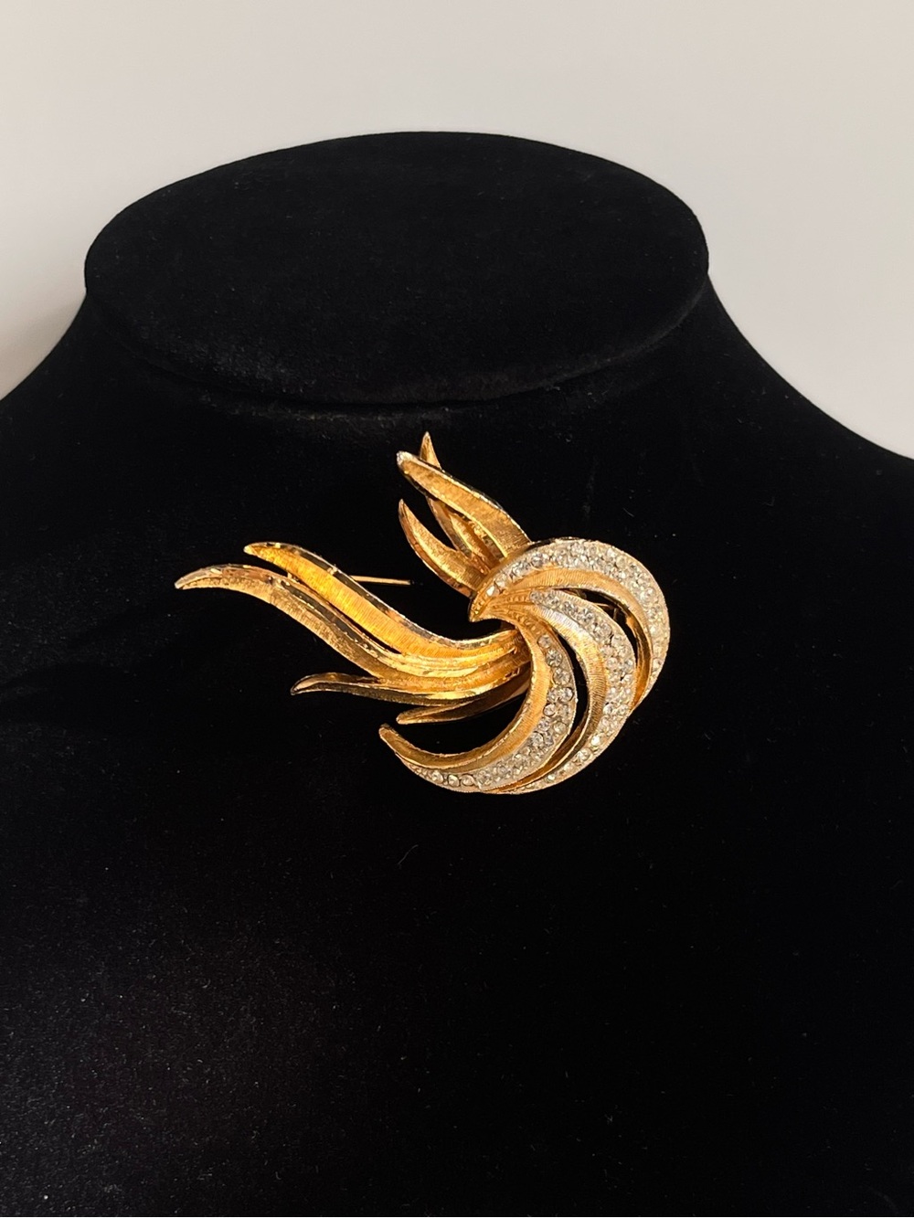 Vintage BSK Gold-Tone Leaf Brooch – Signed Mid-Century Costume Jewelry